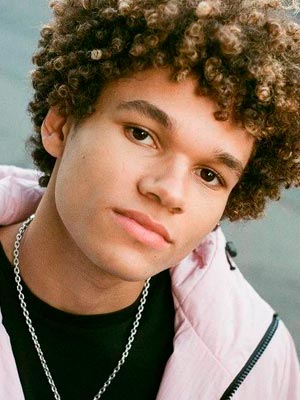 Армани Джексон
Armani Jackson