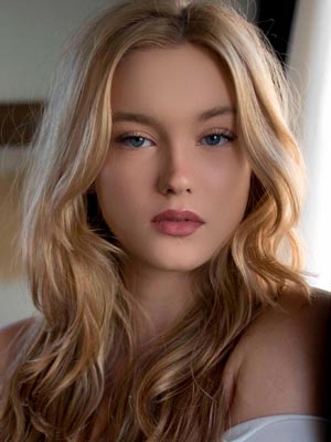 Хлоя Роуз Робертсон
Chloe Rose Robertson